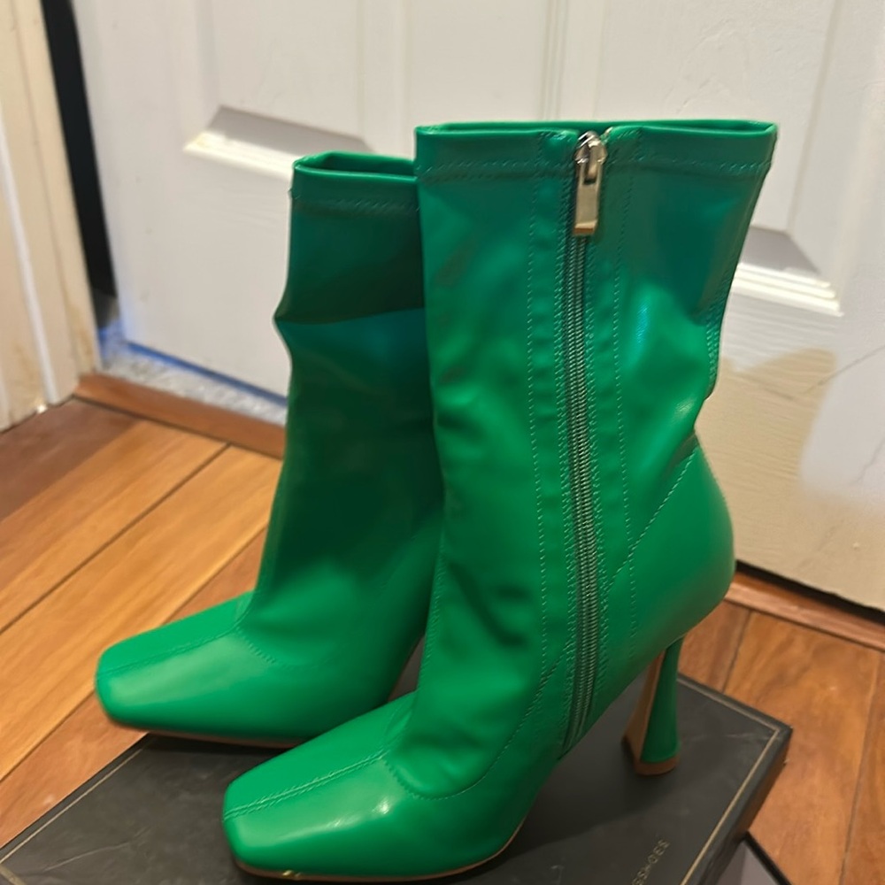 NWT Azalea Wang Green Faux Leather boots Size 6